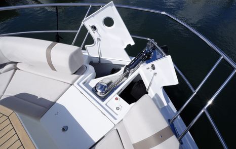 Galeon 520 Fly foredeck windlass and anchor handling