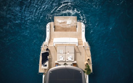 Azimut-Seadeck-7-solar-panels