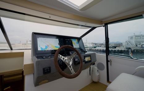 Delta-Powerboats-72-Review-helm-station-wheel