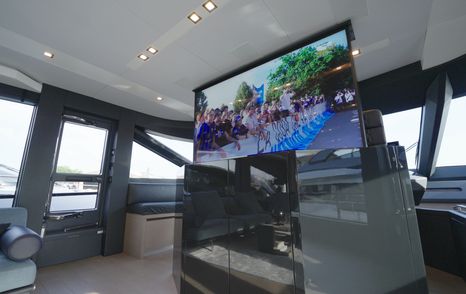 AB-100-Review-saloon-TV