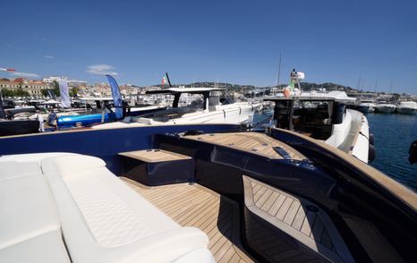 Solaris-Power-60-Coupe-Review-foredeck-lounge-seating-and-walkaround-deck-layout