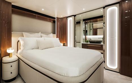 Horizon FD100 Skyline Superyacht guest cabin