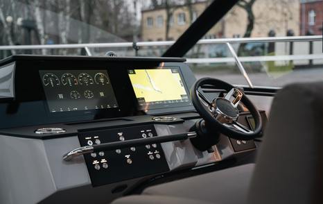 Aquador-400HT-Review-helm-dashboard