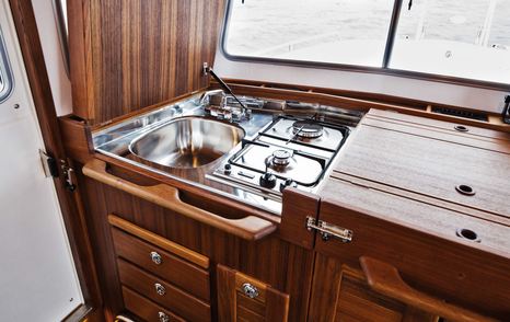 Targa-32-Coupé-saloon-galley