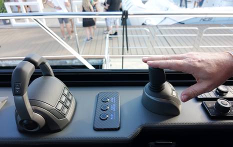 Riviera 5600 Sport Platinum Edition Volvo Penta joystick docking controls