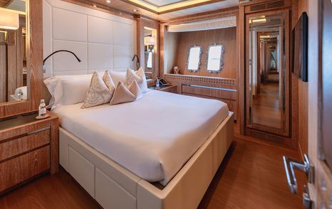 Superyacht Royale X guest cabin