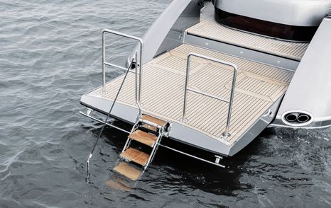 zeelander-5-aft-bathing-platform-with-swim-ladder