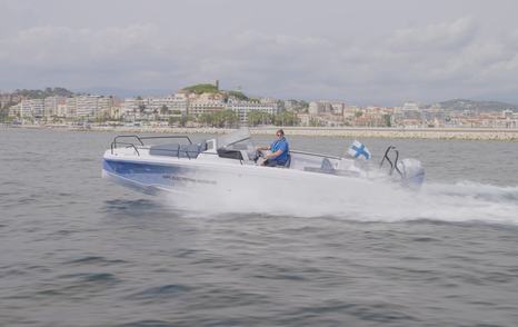 Axopar-AX/E-25-Cross-Bow-Review-profile-running