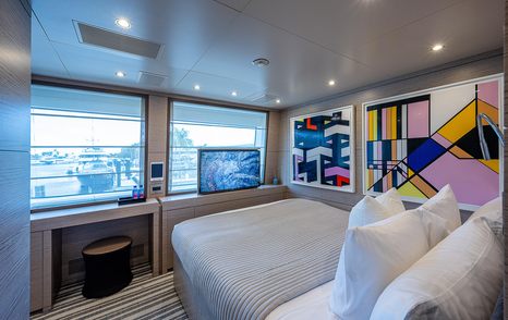 Superyacht Cofina's guest cabin