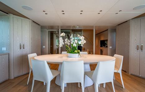  Superyacht The Wolf main saloon circular dining table