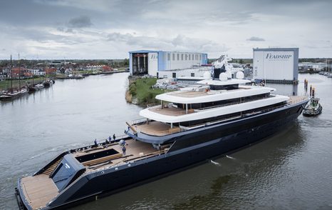 Feadship yacht DRIZZLE during launch