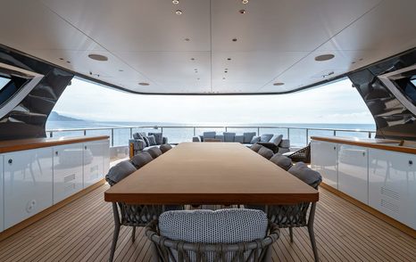 Superyacht Contigo's exterior shaded dining table 