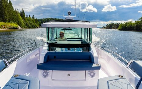 Axopar-29-XC-Cross-Cabin-foredeck-aft-view