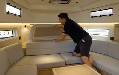 Pardo-43-Review-saloon-backrest-lifting-during-berth-conversion