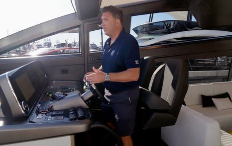 Pearl 73 lower helm driving position with bolster seats