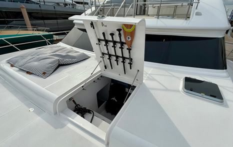 Horizon-PC60-foredeck-storage-hatch