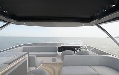 Sunseeker-88-Yacht-flybridge-helm