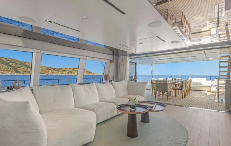 Motor Yacht Buongiorno upper deck seating area