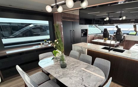 Horizon ES88 Sport Yacht KeΦi interior marbled dining table 