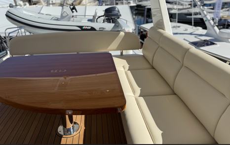 Grand Banks GB62 Flybridge upper deck seating