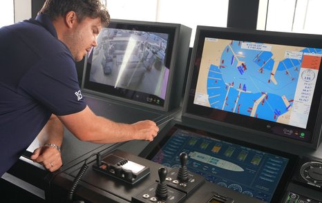 Custom-Line-Navetta-42-Review-helm-displays