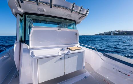 Axopar-29-XC-Cross-Cabin-aft-deck-wet-bar