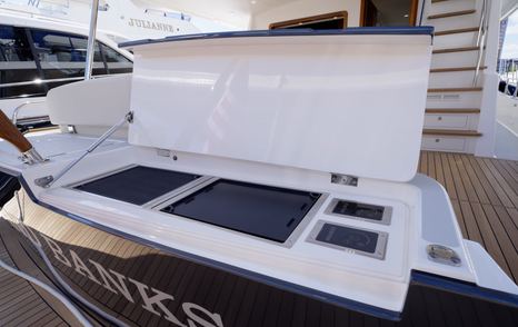 Grand-Banks-GB62-Flybridge-Review-transom-wet-bar