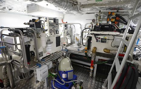 Pershing-GTX116-Review-engine-room-ladder