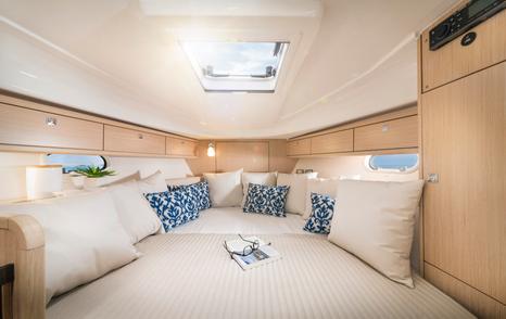 Main cabin of Bavaria S29