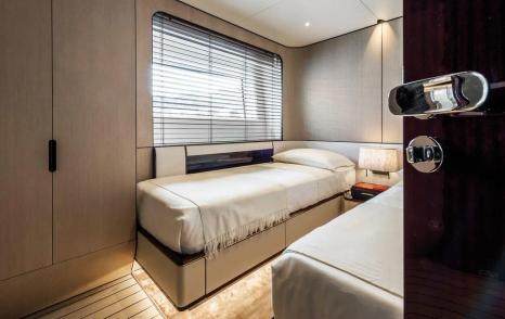 Azimut superyacht Dagusha V guest cabin with twin beds 