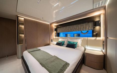 Sunseeker 100 Yacht guest cabin