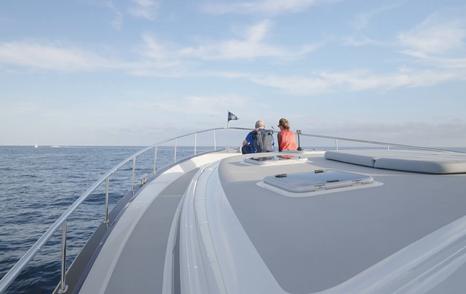 Grand-Banks-GB85-Skylounge-foredeck-seats