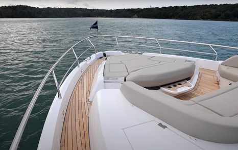 fairline-squadron-58-foredeck