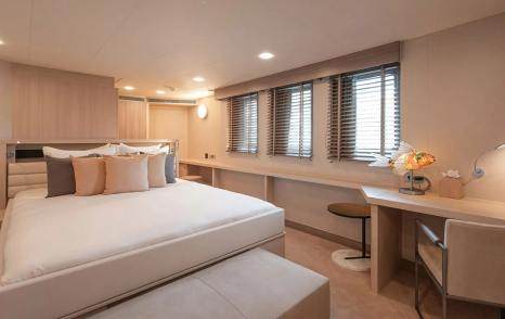 Support yacht Five Oceans bedroom