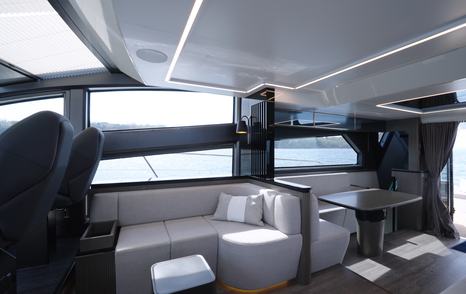 Pearl-63-Review-saloon-dinette-and-bench-seating