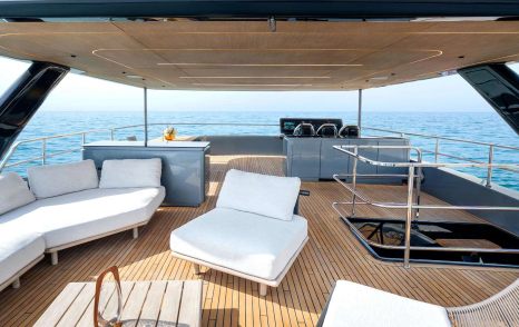 Sunreef Ultima 88 flybridge with seating