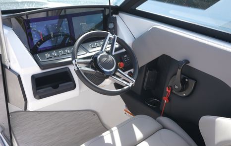 Four-Winns-H2-OB-Review-helm-station-wheel