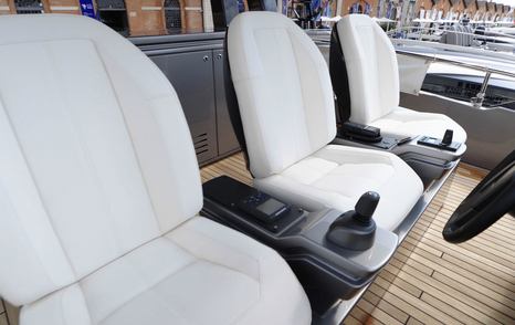 Pershing-GTX80-upper-helm-seats