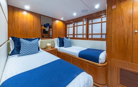B happy twin guest cabin