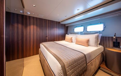 Sanlorenzo motor yacht Seven guest cabin with double bed 