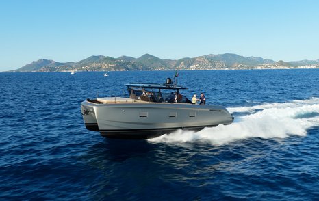 Bluegame-BGF45-Review-slicing-through-water