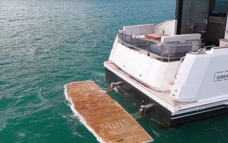 Sirena 48 stern with hydraulic bathing platform and cockpit seating