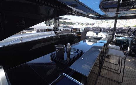 Riva-112-DolceVita-Super-Review-flybridge-bar