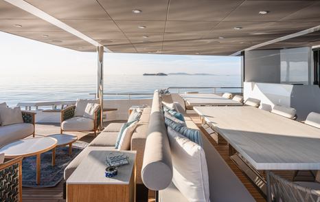 Numarine 40MXP aft deck dining area with bar and panoramic stern views