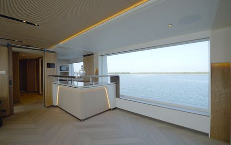 Bar, glazing and sideboard in the Gulf Craft Majesty 145 skylounge
