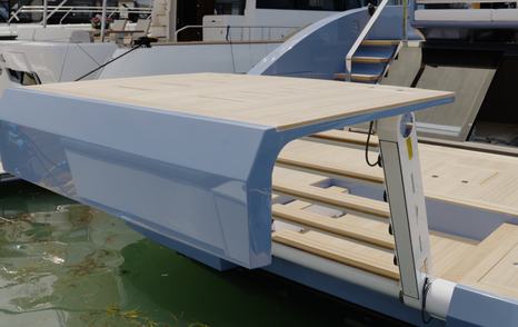 Transformer swim platform on the Manda S07 Berlinetta raised up