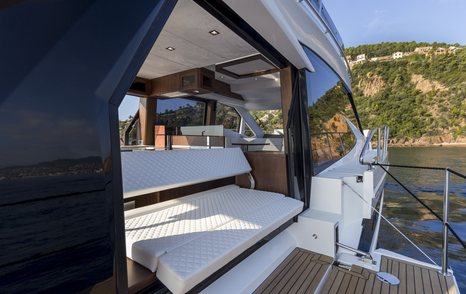 Galeon 500 Fly main deck, Galeon 500 Fly sun pad  