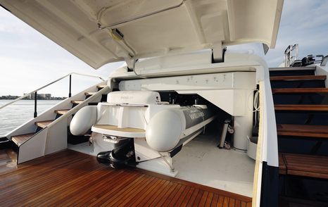 Mangusta-104-REV-tender-garage