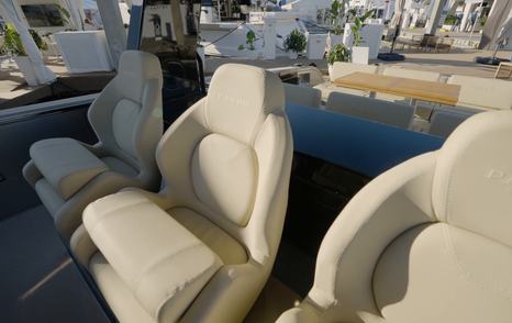 Pardo-43-Review-helm-station-pilot-and-co-pilot-seats