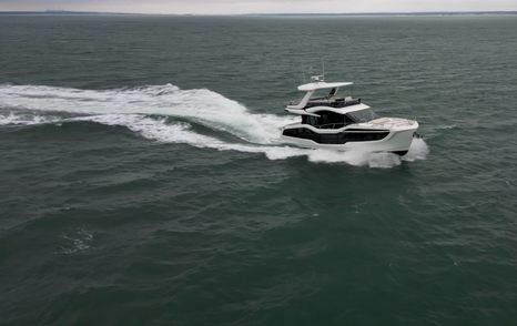 Galeon-560-Fly-running-profile